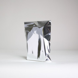 Enveloppe plastique métallisée.